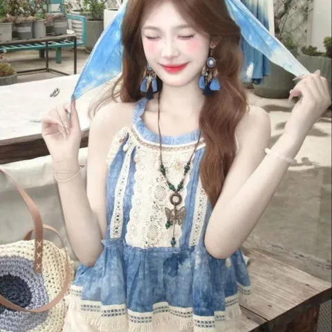 Set bộ áo dây cổ yếm xanh biển họa tiết thổ cẩm viền bèo ren trắng và chân váy hoa ren đi biển