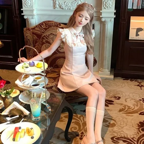 Đầm dạ hồng phấn tay bèo cổ yếm tiểu thư đính nơ