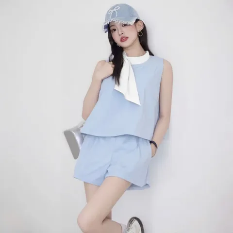 Set đồ nữ công sở áo sát nách phối nơ cổ trắng và quần đùi màu xanh biển sang trọng