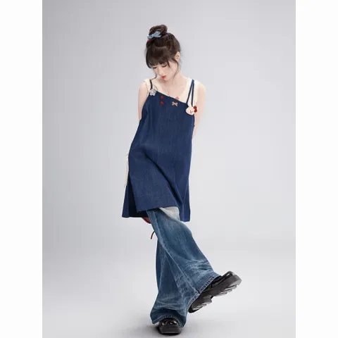 Váy Yếm Bò Denim Xanh Phối Áo Bèo Trắng Dáng Chữ A Xẻ Tà Đính Dâu Đỏ Phong Cách Mori Girl Dễ Thương