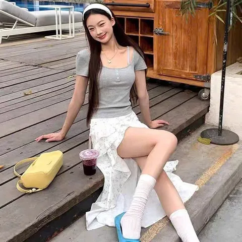 Chân váy hoa nhí trắng tầng bèo dáng dài lệch vạt hở chân viền ren tiểu thư năng động