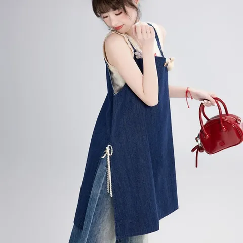 Váy Yếm Bò Denim Xanh Phối Áo Bèo Trắng Dáng Chữ A Xẻ Tà Đính Dâu Đỏ Phong Cách Mori Girl Dễ Thương