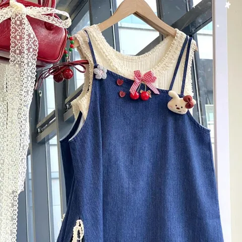 Váy Yếm Bò Denim Xanh Phối Áo Bèo Trắng Dáng Chữ A Xẻ Tà Đính Dâu Đỏ Phong Cách Mori Girl Dễ Thương