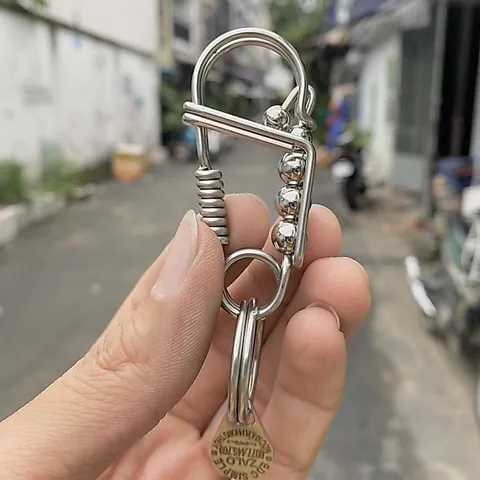 Móc khoá inox 304 1 đường đơn giản phối bi inox tặng kèm cây chọc sim
