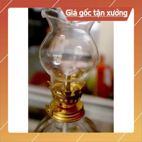 1 cái đèn dầu thủy tinh tròn có hoả tốc