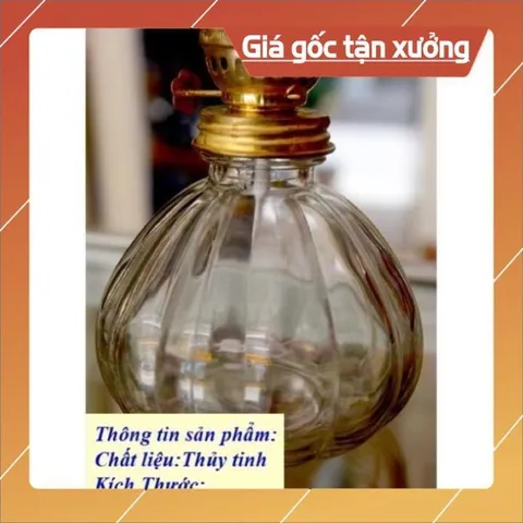 1 cái đèn dầu thủy tinh tròn có hoả tốc