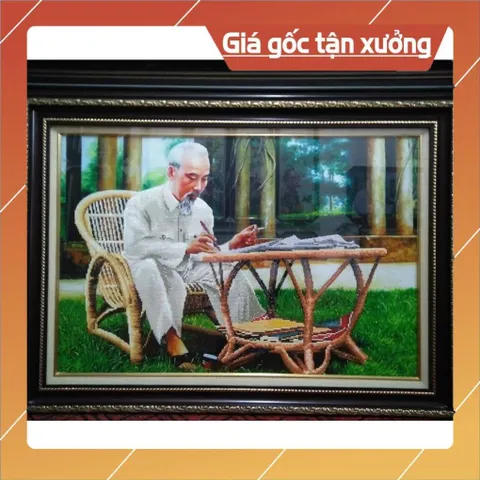 Tranh Bác Hồ ngồi ghế mây in lụa cao cấp CÓ HOẢ TỐC