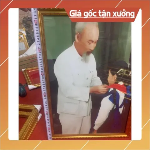 Khung ảnh Bác Hồ quàng khăn đỏ CÓ HOẢ TỐC