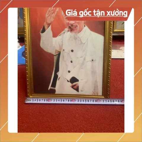 Bác Hồ vẫy tay chào ( khung kèm ảnh) CÓ HOẢ TỐC