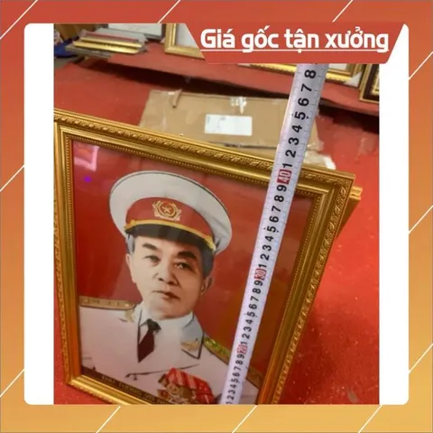 Khung kèm ảnh Bác Giáp (30x40cm) CÓ HOẢ TỐC