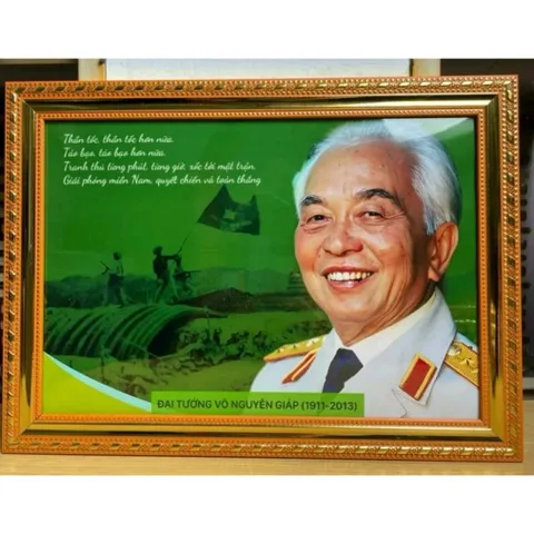 KHUNG TRANH ĐẠI TƯỚNG VÕ NGUYÊN GIÁP 5 MẪU 3 SIZE CHO KHÁCH TREO TƯỜNG