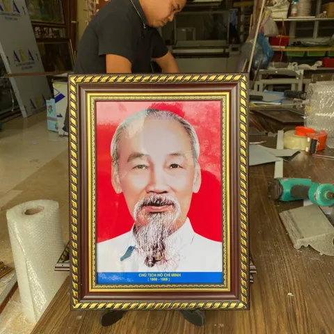 Khung ảnh Bác Hồ treo tường, để bàn, đủ kích thước có hoả tốc