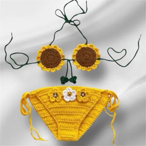 Bikini len hoa hướng dương bé gái