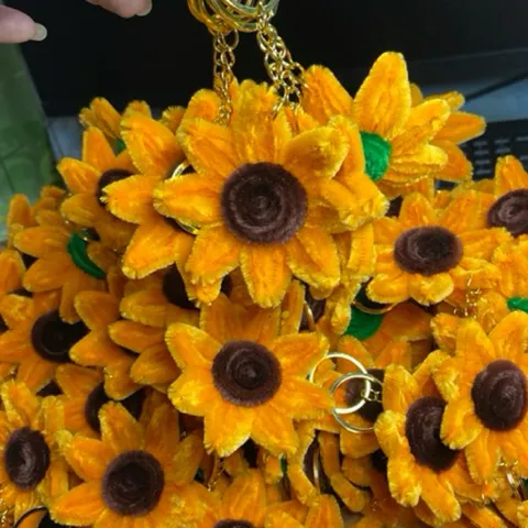Móc khóa hoa hướng dương kẽm nhung handmade