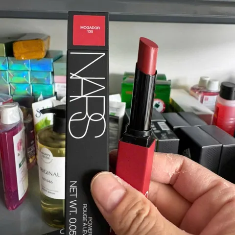 thỏi Son NA//RS Powermatte Lipstick 1.5g Mogador 135: Sắc đỏ gạch trầm ấm, sang trọng - màu 133 TOO HOT  đỏ cam