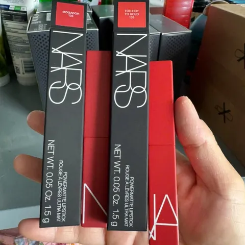 thỏi Son NA//RS Powermatte Lipstick 1.5g Mogador 135: Sắc đỏ gạch trầm ấm, sang trọng - màu 133 TOO HOT  đỏ cam
