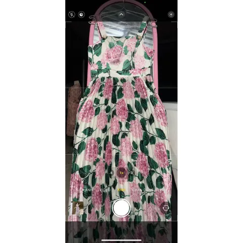 Đầm  hot xinh sang. chất lụa satin cao cấp.  tôn dáng che bụng eo thon các chị đi chơi đi tiệc đều đẹp ạ Hang có sẵn