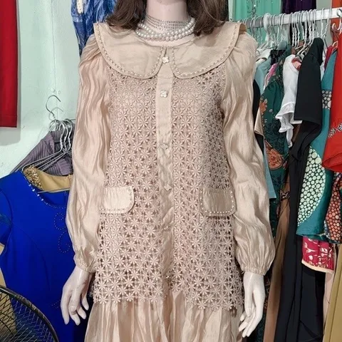 Đầm ren dáng suông màu nâu tây đính kết tay thủ công siêu đẹp, bầy bì bon chen thoải mái Hàng có sẵn giao ngay S