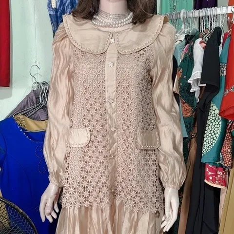 Đầm ren dáng suông màu nâu tây đính kết tay thủ công siêu đẹp, bầy bì bon chen thoải mái Hàng có sẵn giao ngay S