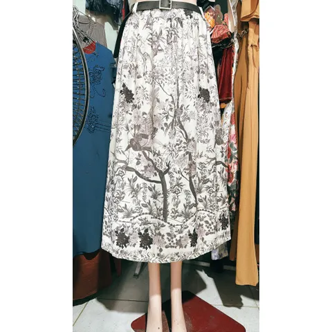 CHÂN VÁY MIDI HOẠ TIẾT siêu đẹp Hàng có sẵn giao ngay Giá 290k, kèm thắt lưng Eo bo chun co giãn dễ mặc Size SMLXL