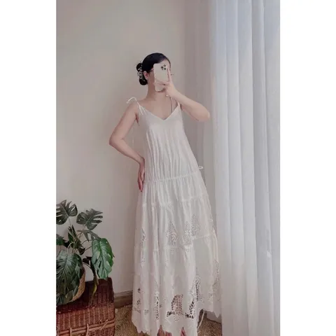 Đầm THÔ BUỘC DÂY TRẮNg ren siêu đẹp Giá 420k,Người ta đang bán gần 1tr Hàng có sẵn giao ngay Màu trắng DÁng dài