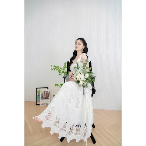 Đầm THÔ BUỘC DÂY TRẮNg ren siêu đẹp Giá 420k,Người ta đang bán gần 1tr Hàng có sẵn giao ngay Màu trắng DÁng dài