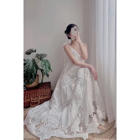 Đầm THÔ BUỘC DÂY TRẮNg ren siêu đẹp Giá 420k,Người ta đang bán gần 1tr Hàng có sẵn giao ngay Màu trắng DÁng dài