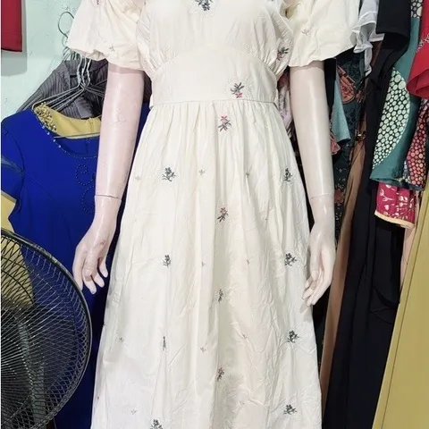 Đầm váy thêu hoa chất thô boy maxi đi biển buộc nơ sau Đầm Maxi Vintage Tay Phồng Hoa Nhí Nữ Tính Dễ Thương Màu kem