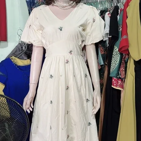 Đầm váy thêu hoa chất thô boy maxi đi biển buộc nơ sau Đầm Maxi Vintage Tay Phồng Hoa Nhí Nữ Tính Dễ Thương Màu kem