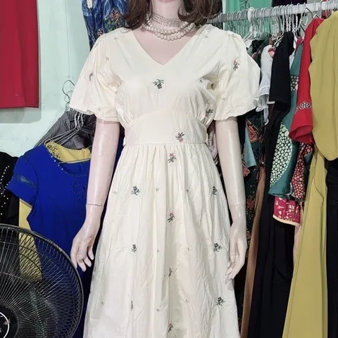 Đầm váy thêu hoa chất thô boy maxi đi biển buộc nơ sau Đầm Maxi Vintage Tay Phồng Hoa Nhí Nữ Tính Dễ Thương Màu kem