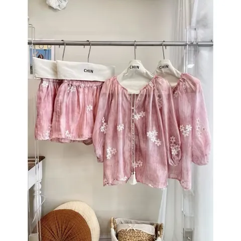 (Ảnh chụp thật) Set tơ hoa thêu cúc ngọc dây chuông phối quần sooc sang chảnh, quần có sẵn 2 túi Giá 390k/ cả set