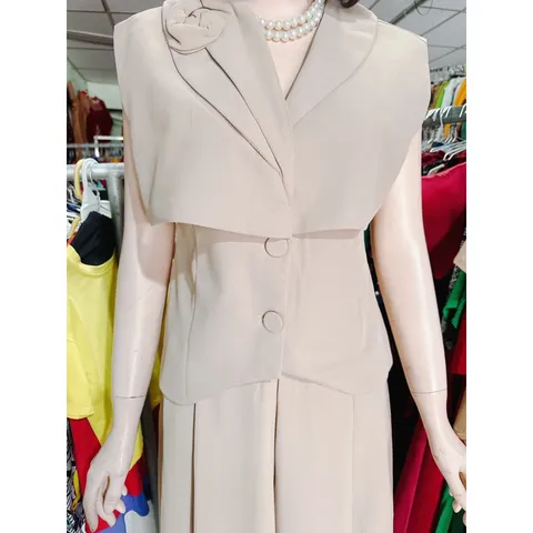 Set vest sang ,hoa vai chuẩn hàng thiết kế  Hàng cao cấp, có sẵn giao ngay M Có size SML Chất liệu tuyết mưa cao cấp