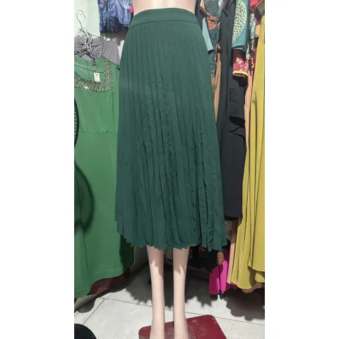 CHÂN VÁY XẾP LY mau xanh lá chất vải tuyết mưa dày dặn dập ly midi công sở ! Giá 280k  Hàng có sẵn giao ngay M