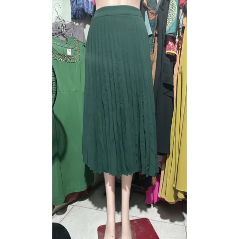 CHÂN VÁY XẾP LY mau xanh lá chất vải tuyết mưa dày dặn dập ly midi công sở ! Giá 280k  Hàng có sẵn giao ngay M