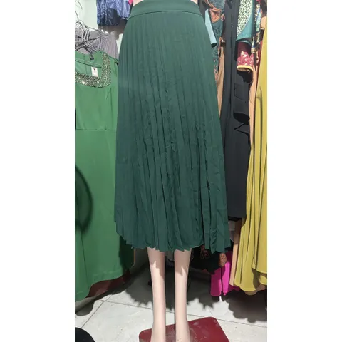 CHÂN VÁY XẾP LY mau xanh lá chất vải tuyết mưa dày dặn dập ly midi công sở ! Giá 280k  Hàng có sẵn giao ngay M