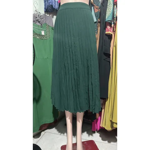 CHÂN VÁY XẾP LY mau xanh lá chất vải tuyết mưa dày dặn dập ly midi công sở ! Giá 280k  Hàng có sẵn giao ngay M