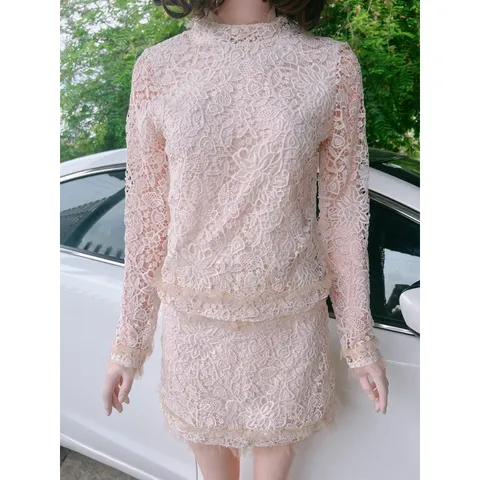 Set ren nổi siêu đẹp, màu kem Giá 390k Gồm áo + chân váy ren size SM Hàng có sẵn giao ngay Hàng đường may đẹp, kỹ,