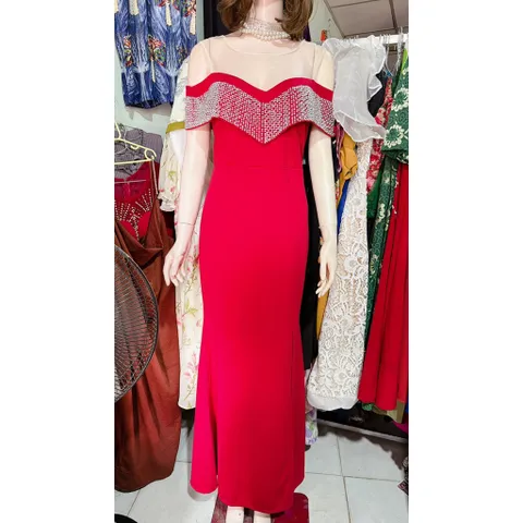 Đầm dạ hội đuôi cá tay choàng phối lưới đính đá thủ công tỉ mỉ cao cấp, xẻ bên trái dễ đi lại, tôn đôi chân dài