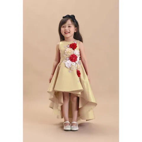 Đầm đuôi tôm đính hoa nổi cho bé được may bằng chất liệu vải phi cao cấp
