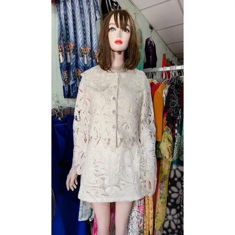 Set ren thêu nổi AMYY' cổ đính đá, nút đá siêu đẹp Hàng siêu cấp Màu kem Đúp lót 2 lớp Hàng chính chủ Giá 550k