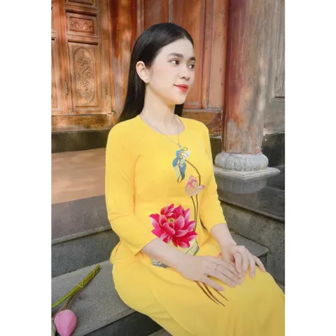 Áo Dài Truyền Thống # Bộ Áo Dài Lụa Tằm Ướt Thêu Sen đẹp Giá 390k/ cả set gồm áo dài và quần Hàng có sẵn giao ngay