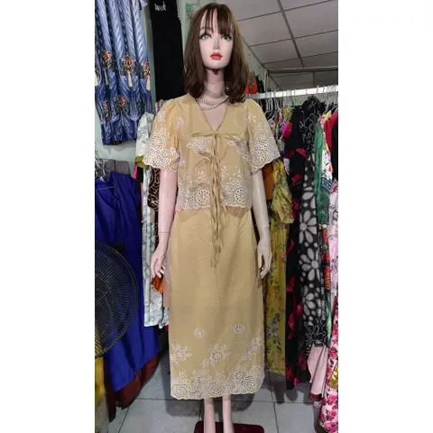 Set ren thêu hoa văn có thể mặc đi du lịch đi biển siêu đẹp + áo crop cổ v hàng dây buộc nơ + chân váy dài