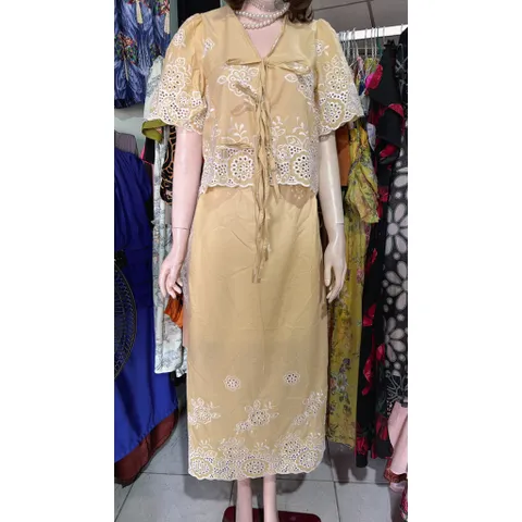 Set ren thêu hoa văn có thể mặc đi du lịch đi biển siêu đẹp + áo crop cổ v hàng dây buộc nơ + chân váy dài