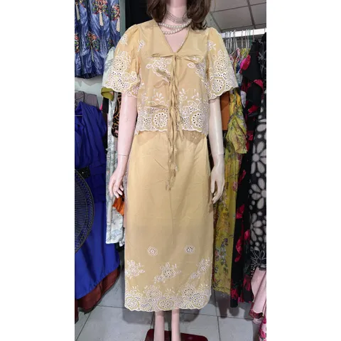 Set ren thêu hoa văn có thể mặc đi du lịch đi biển siêu đẹp + áo crop cổ v hàng dây buộc nơ + chân váy dài