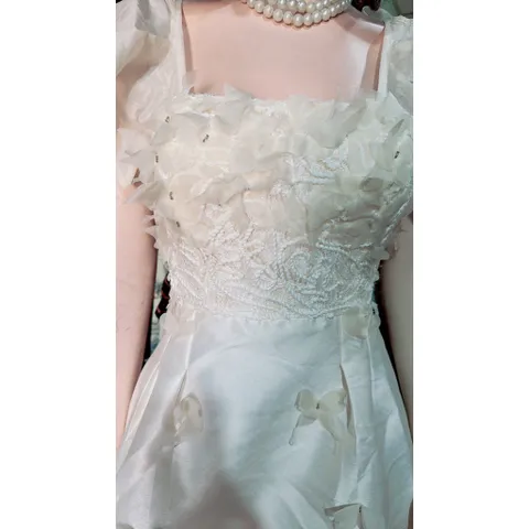 Đầm thiết kế đính kết thủ công, có sẵn mút ngực Hàng có sẵn giao ngay S, eo dưới 62cm Màu kem Hàng đẹp Có sẵn lót quần