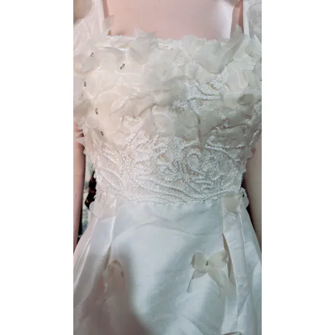 Đầm thiết kế đính kết thủ công, có sẵn mút ngực Hàng có sẵn giao ngay S, eo dưới 62cm Màu kem Hàng đẹp Có sẵn lót quần