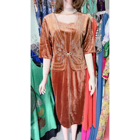 Đầm nhung siêu đẹp Hàng  100% sử dụng hình ảnh thật của sản phẩm  Giá 390k Màu nâu tây Chất liệu nhung cao cấp