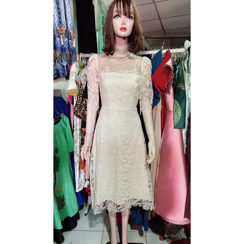 Đầm ren nổi siêu đẹp Màu kem Size S, eo dưới 68cm mặc đẹp, đúp lót 2 lớp Giá 390k Đầm dài 112cm