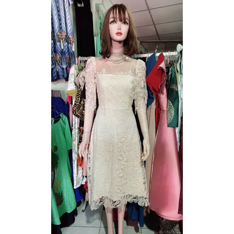 Đầm ren nổi siêu đẹp Màu kem Size S, eo dưới 68cm mặc đẹp, đúp lót 2 lớp Giá 390k Đầm dài 112cm