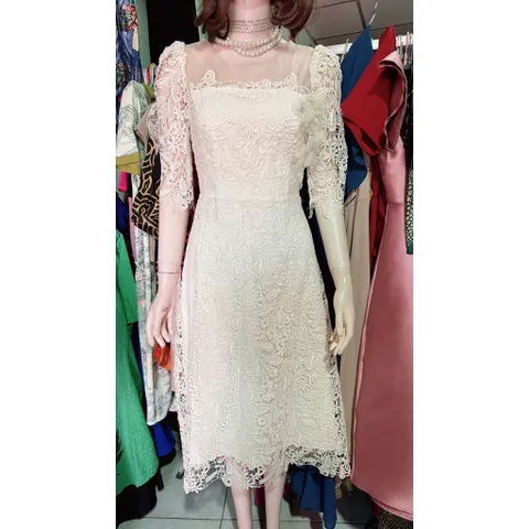 Đầm ren nổi siêu đẹp Màu kem Size S, eo dưới 68cm mặc đẹp, đúp lót 2 lớp Giá 390k Đầm dài 112cm